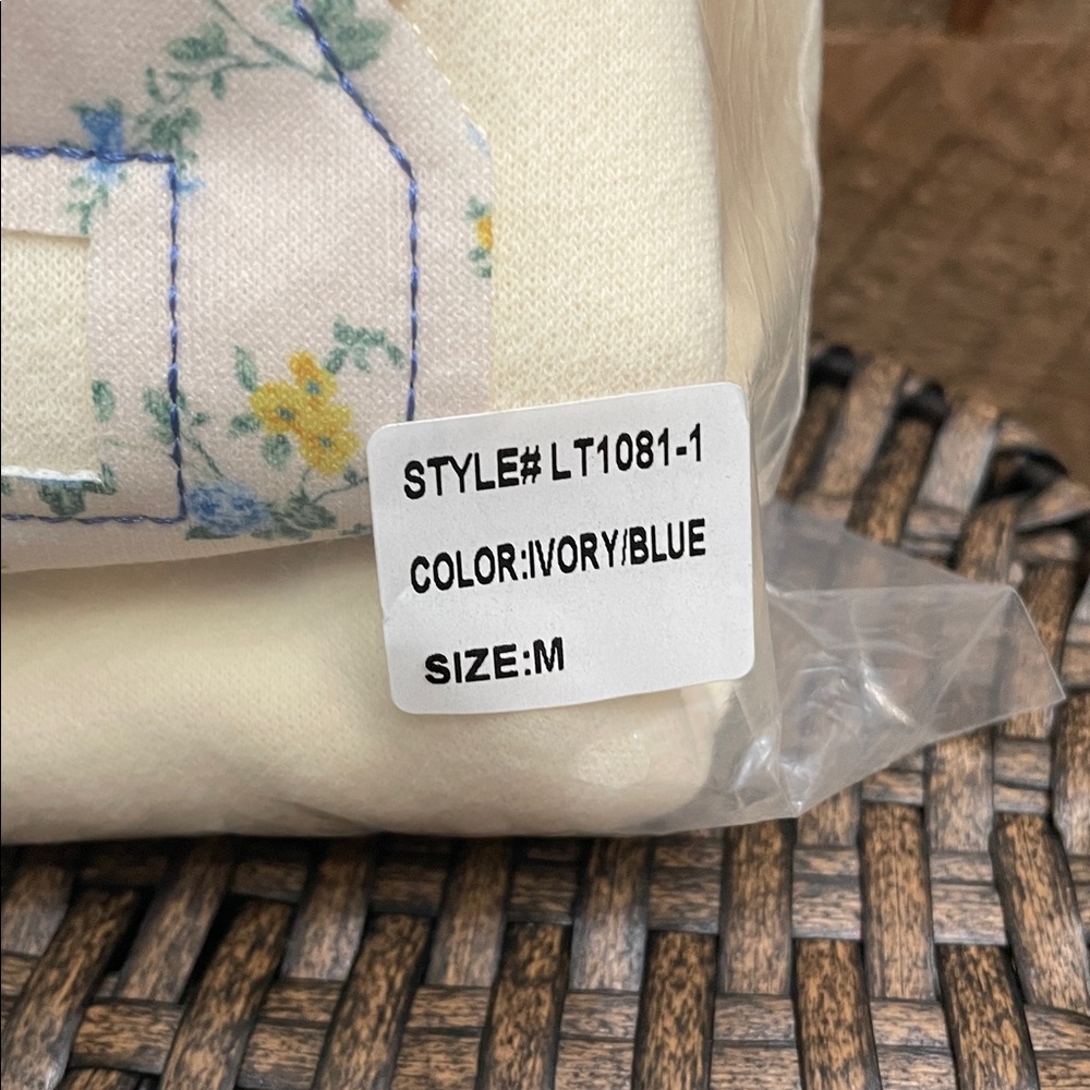 Altar'd State Women’s 1998 Pullover Hoodie Ivory & Blue Medium NWT - Picture 15 of 16